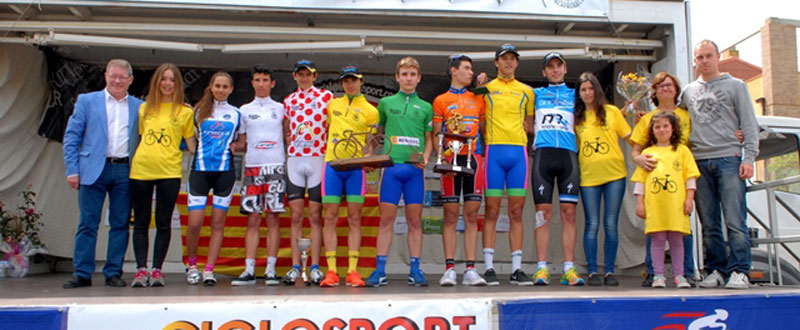 Pol Hernández en el centro del podio con el maillot amarillo que lo acredita como ganador. Fuente: Rfec