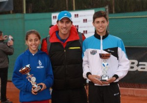 Álex Vedri y su compañera en el Club de Campo Peñacañada . En el centro su entrenador, Toni Gil. Fuente: AD