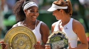 Serena y Garbiñe posan con sus trofeos.