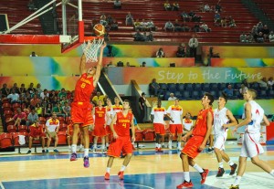 El equipo español de baloncesto durante el partido ante Serbia en FOJE. Fuente: AD