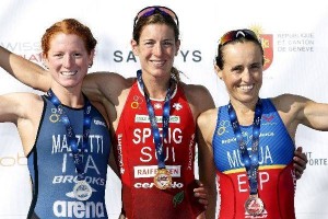 Ainhoa Murua, bronce, junto a Spring y Mazzetti.