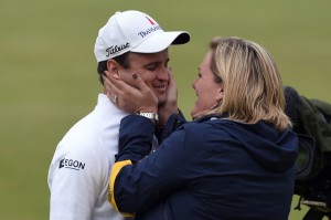 Zach Johnson recibe la felicitación de su mujer tras ganar el torneo.