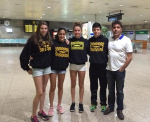 Iria González (izquierda) junto a sus compañeros en el CN Liceo.