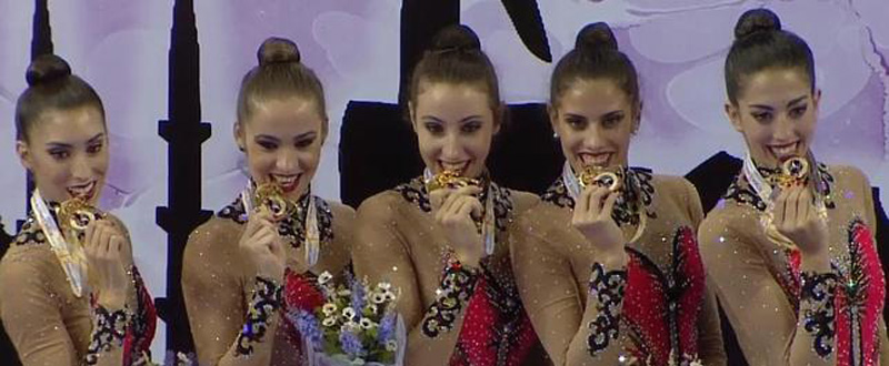 El equipo nacional de gimnasia rítmica tras conseguir el oro en mazas en el Mundial de Turquía. Fuente: RFEG
