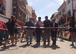 Pedro Fernández, vicepresidente de la Diputación de Granada, cortando la cinta de salida en Puebla de Don Fadrique. Imágenes: AD