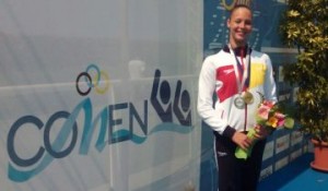 Alisa posa con su medalla de plata. Fuente: Rfen.