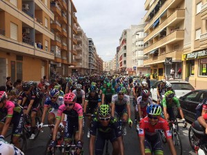 El pelotón, por las calles de Torrevieja antes de la salida lanzada. Imágenes: AD