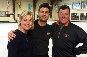 Javier Raya con Brian Orser y Tracy Wilson