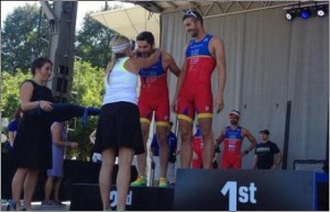 Héctor Catalá y Roberto Bravo recibiendo su medalla. Fuente: @ONCE_oficial.