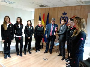 Jesús Carballo entrega a Cardenal una de las medallas de bronce. Imágenes: CSD