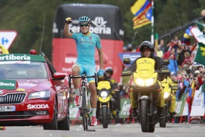 Mikel Landa (AST) se impone en la gran jornada de la Vuelta. Fuente: Javier Belver/Unipublic