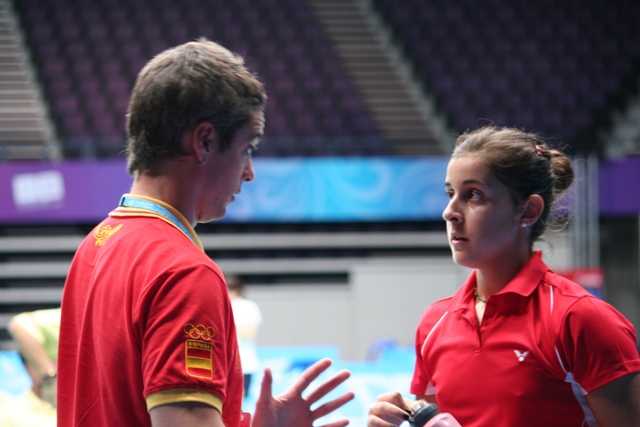 Carolina Marín junto a su entrenador Fernando Rivas. Fuente: AD.