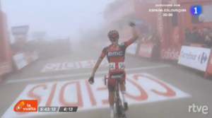 Victoria entre la niebla del italiano del BMC, Alessandro De Marchi. Imágenes: RTVE