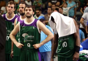 La decepción de los jugadores del Unicaja. Fuente: G. Torres. 