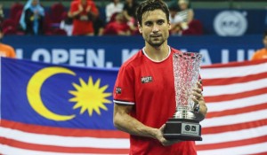 David Ferrer con el trofeo que le acredita como ganador del torneo. Fuente: EFE.