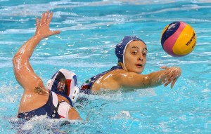 Chiara Tabani (R) of Italy in action against Jelena Vukovic (L) of Serbia. Fuente: EFE