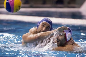 Marc Miguell lucha por el balón con el italiano Alex Giorgetti. Fuente: EFE/Szilard Koszticsak 