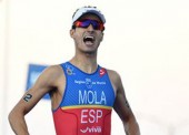 Mario Mola vence en Canadá y acaricia la triple corona