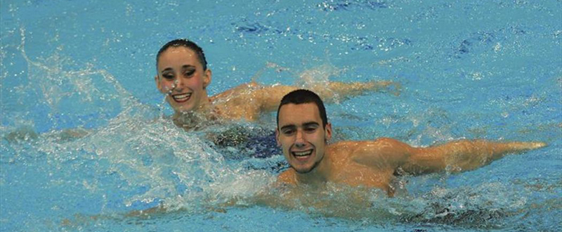 El dúo mixto español de natación sincronizada, Berta Ferreras y Pau Ribes, durante una competición.