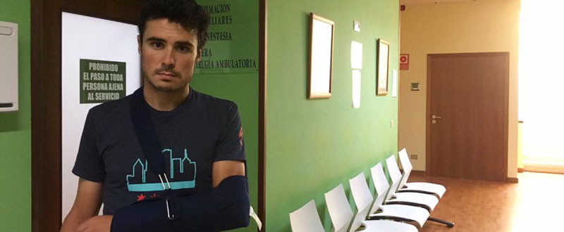 Gómez Noya muestra su brazo rota tras sufrir una caida en bicicleta Fuente: AD