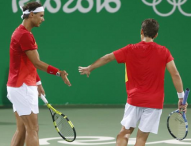 Rafael Nadal y Marc López acarician las medallas