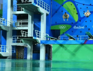 Cambian el agua de la piscina de salto para la sincro