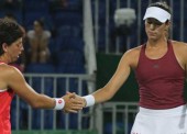 Garbiñe-Carla y Ferrer-Bautista avanzan de ronda en dobles