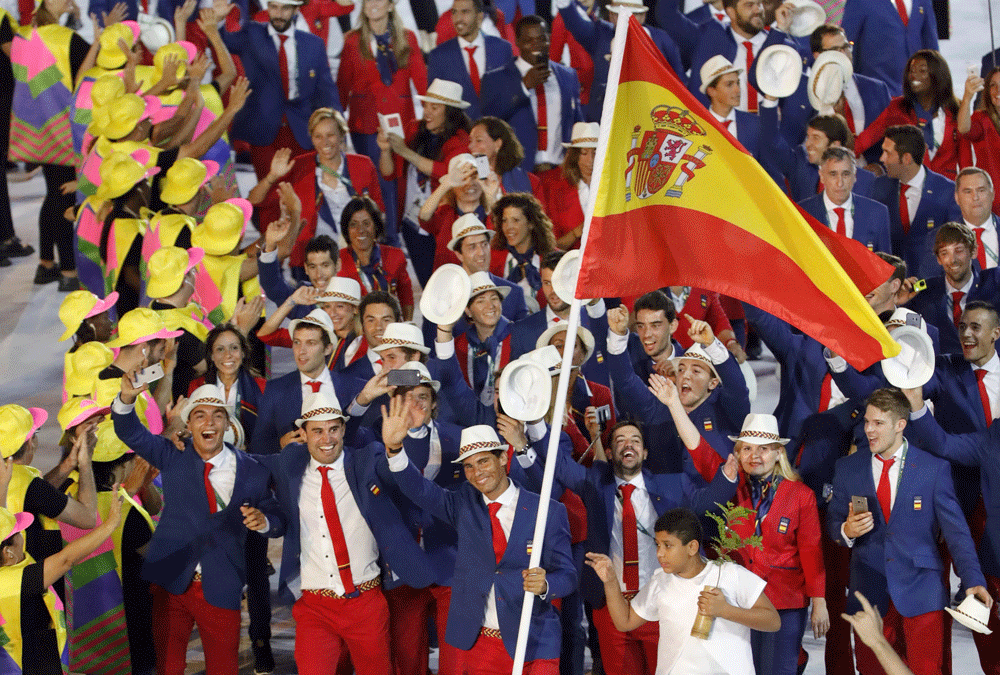 Rafa Nadal con la bandera. Fuente: EFE