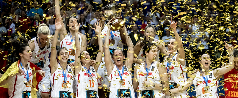 La selección femenina española de baloncesto con el título europeo. Fuente: EFE/EPA/MARTIN DIVISEK