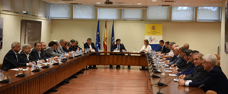 el presidente del CSD, José Ramón Lete; el presidente de la RFEF, Juan Luis Larrea, y los presidentes de las diecinueve federaciones autonómicas.