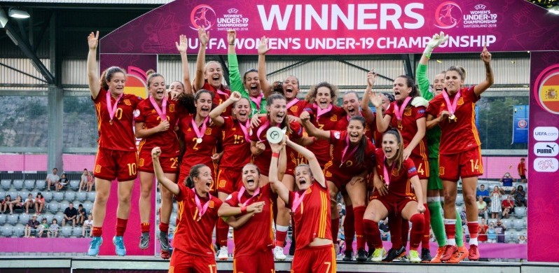 España levanta el europeo de fútbol femenino. Fuente: @SeFutbolFem