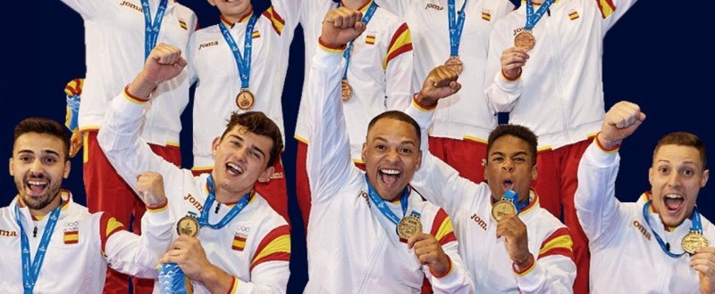 Algunos de los integrantes celebrando el Oro en los Juegos Mediterráneos