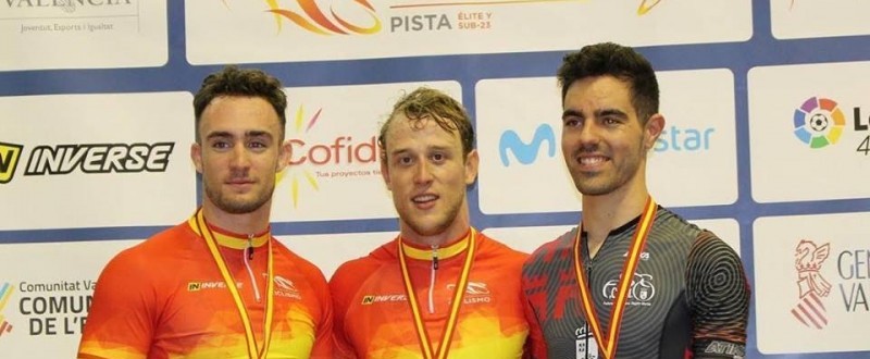 Alfonso Cabello (maillot negro) consigue un significativo tercer puesto en el Campeonato de España en Pista 2018