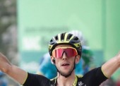 Yates se impone en Les Praeres y recupera el maillot rojo