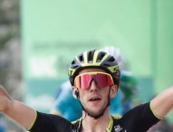 Yates se impone en Les Praeres y recupera el maillot rojo