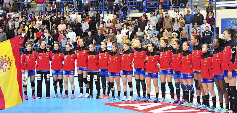 Combinado nacional de balonmano antes de comenzar su partido. Fuente: RFEBM. 