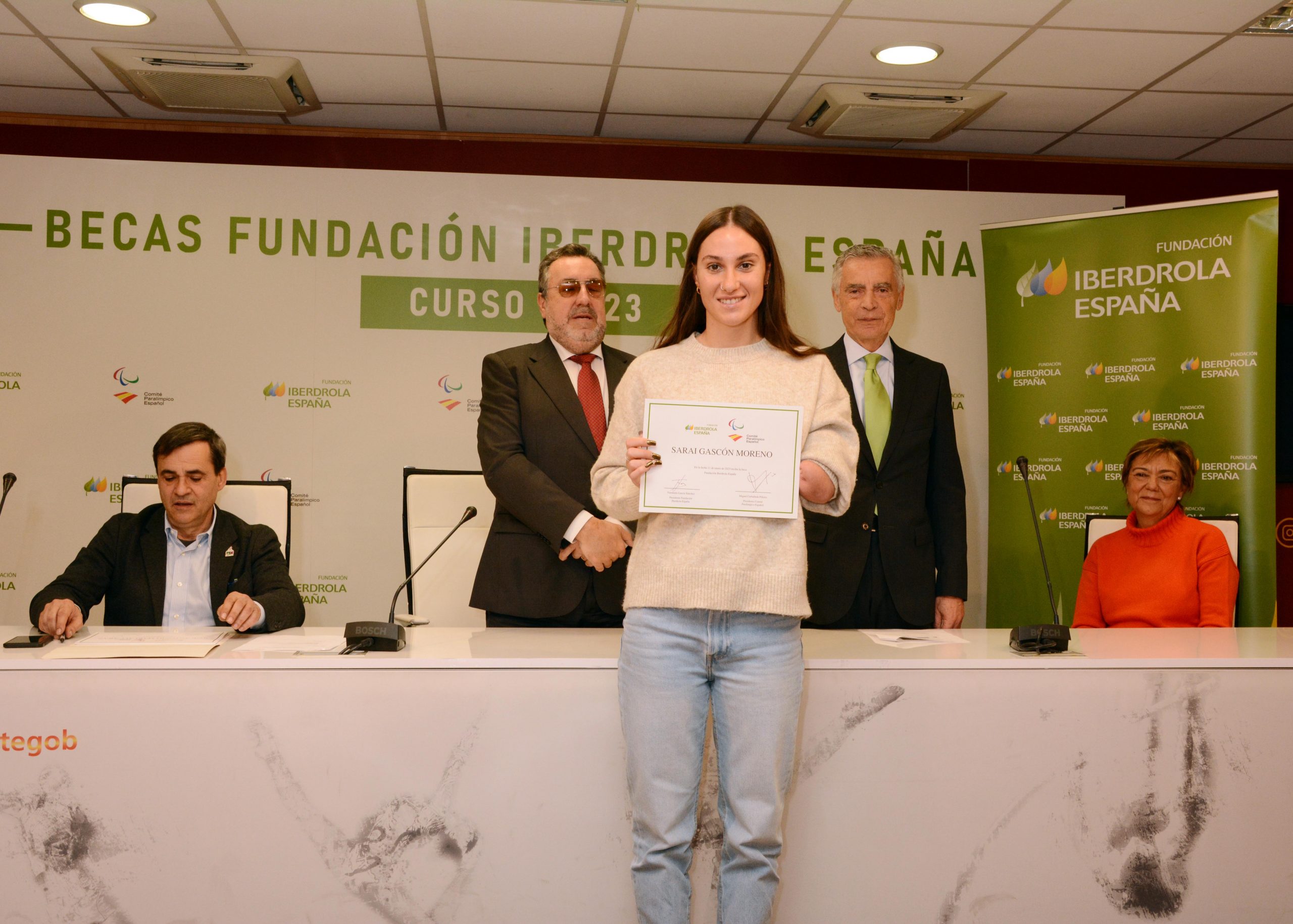 Sarai Gascón recoge su beca para el curso 2022-2023. Fuente: CPE