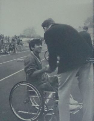 Eloy Guerrero recibiendo el oro en Stoke Mandeville. Fuente: DXTadaptado.com