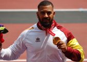 El lanzador de peso Kim López, revalida oro con récord del mundo en Tokio