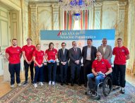 Nuria Marqués y Toni Ponce reciben el trofeo como ganadores de la II Liga AXA