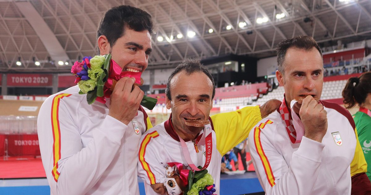 Ricardo Ten, Pablo Jaramillo y Alfonso Cabello con el bronce. Fuente: Paulino Oribe/CPE.