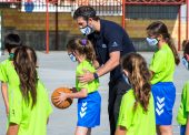 Berni Rodríguez enseña los valores del deporte a los más pequeños