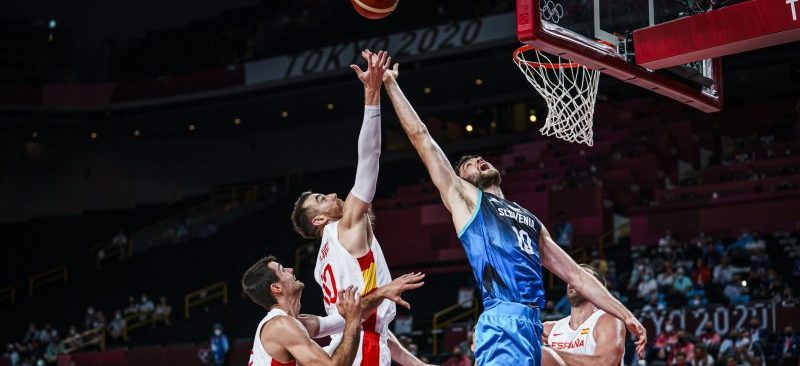 Claver salta por un rebote ante Eslovenia. Fuente: COE