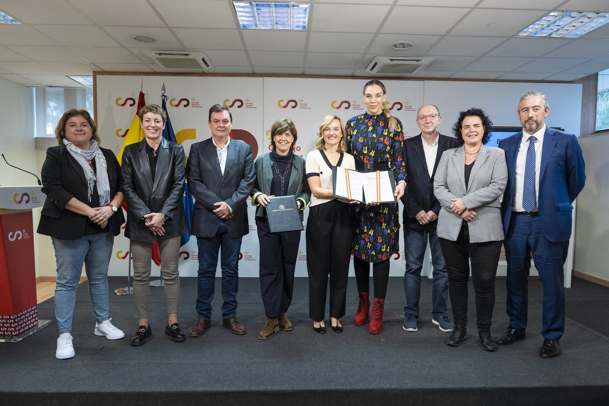 Firma convenio baloncesto femenino. Fuente: CSD