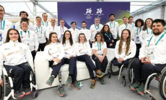 Pablo Bustinduy visita a la delegación española en la Villa Paralímpica