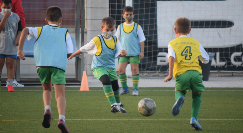 Niños jugando al fútbol con mascarilla. Fuente: Avance Deportivo