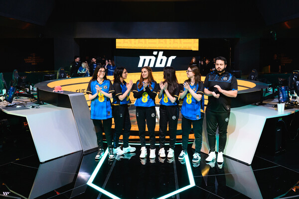 Las jugadoras celebran una ronda ante MIBR. Fuente: Christina Oh/Riot Games.