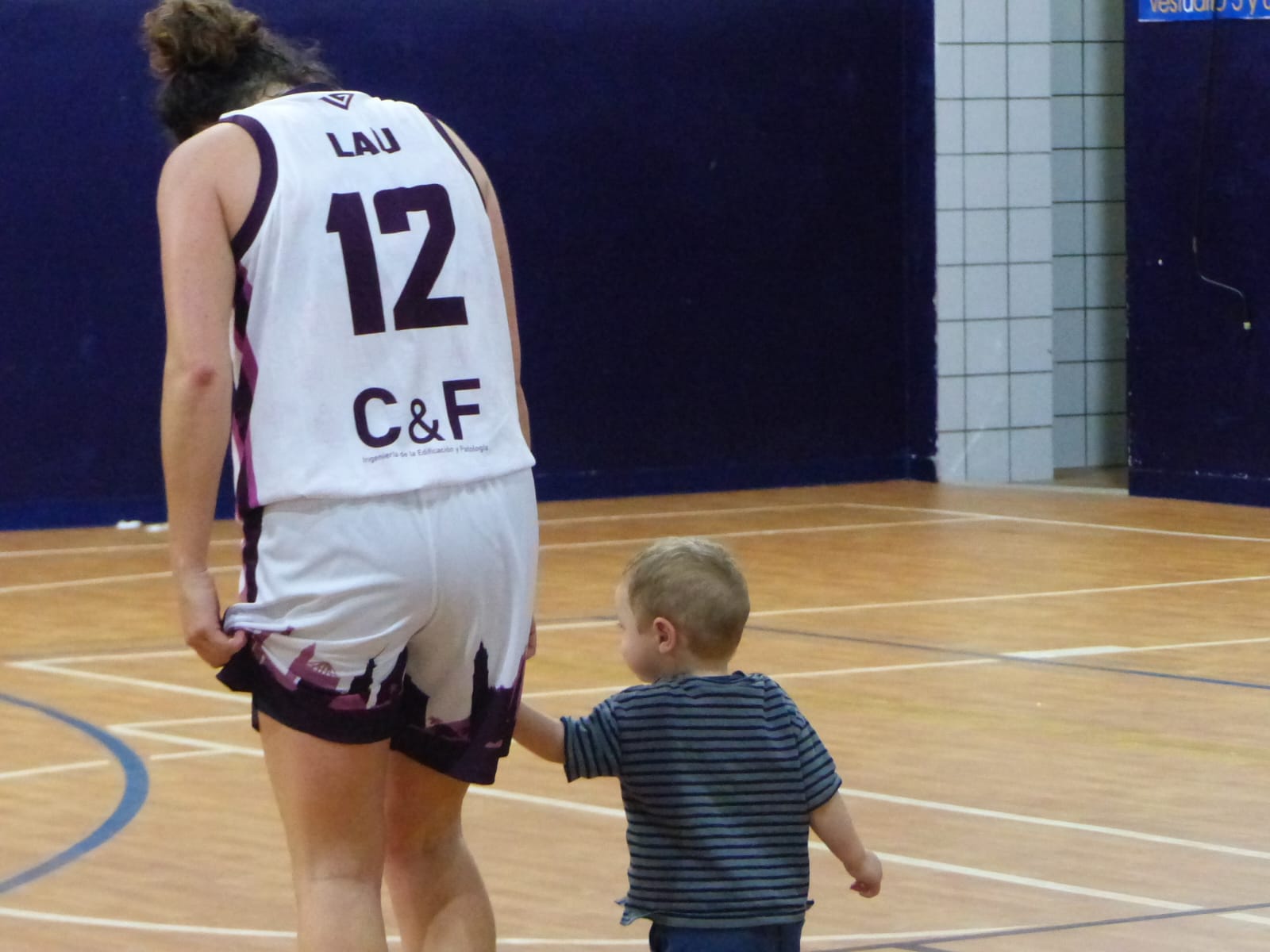 Mujer con su hijo jugando al baloncesto. Fuente: Pasek