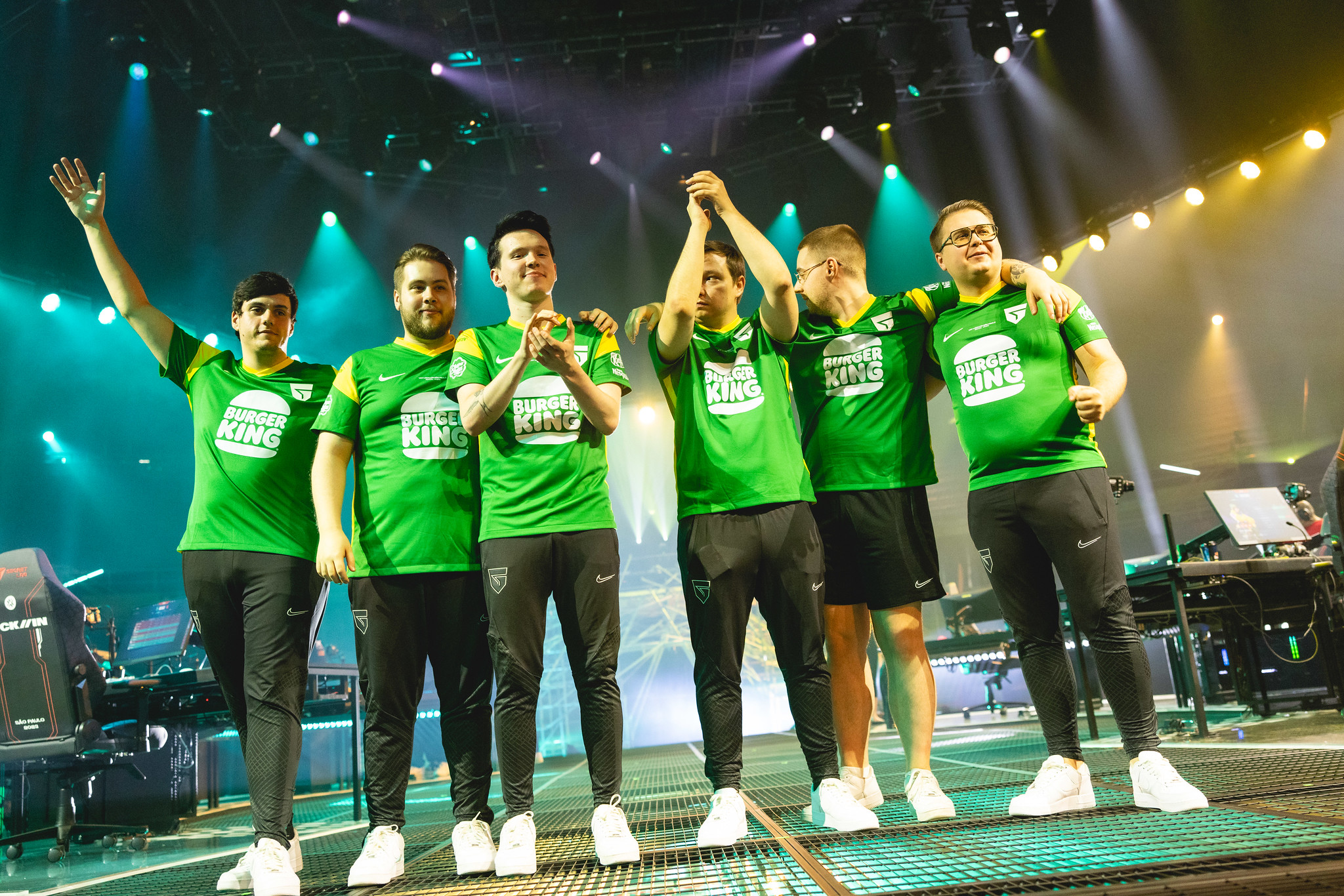 El equipo de Valorant de Giants (Fitinho, Hoody, Cloud, Pipson, Rhyme, Nukkye), celebrando la victoria en Sao Paulo. Fuente: Colin Young-Wolff/Riot Games/VCT.