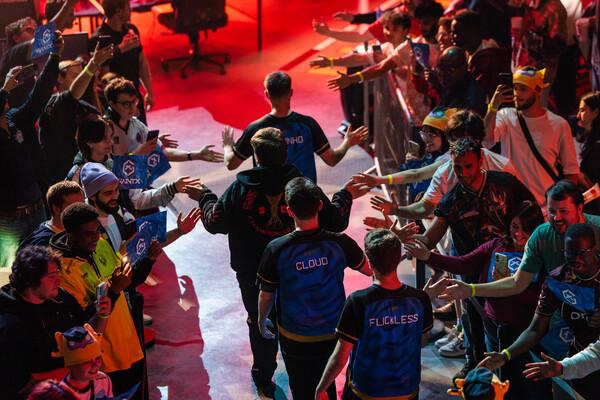 Giantx entra al estadio Les Arènes. Fuente: Adela Sznajder/Riot Games.